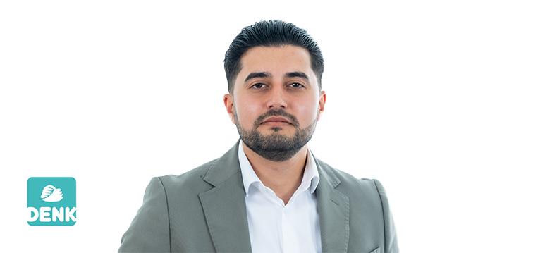 Portretfoto Doğukan Ergin met links onderin partijlogo van DENK.