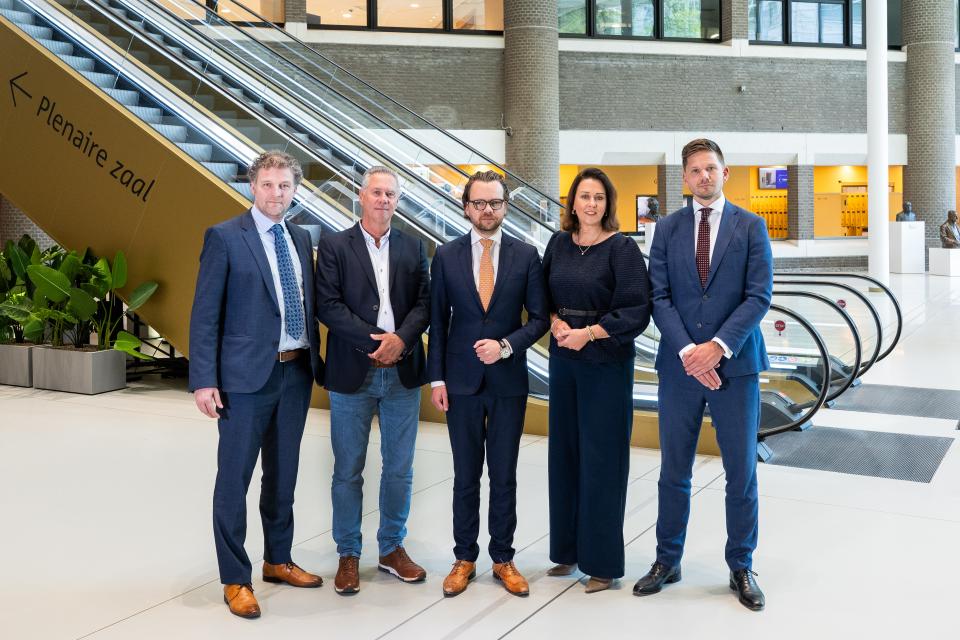 Kamerleden Sander van Waveren, Peter Smitskam, Daan de Kort, Anita Pijpelink en Gideon van Meijeren staan in de Statenpassage, voor de roltrappen.