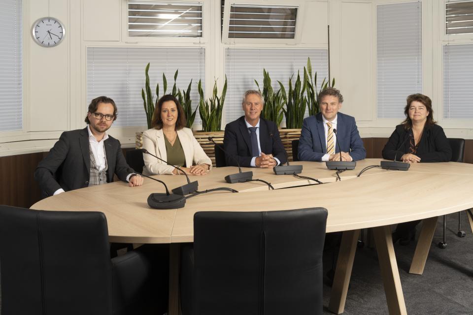 Leden van de parlementaire enquêtecommissie Corona in de zaal waar de besloten voorgesprekken plaatsvinden.