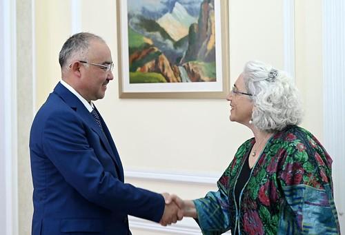 Op de foto staat sanator Karimi samen met de Voorzitter van het parlement Kirgizië. Ze schudden elkaar de hand.