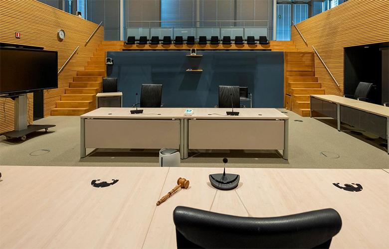 De enquêtezaal, gezien van de kant van de commissie.