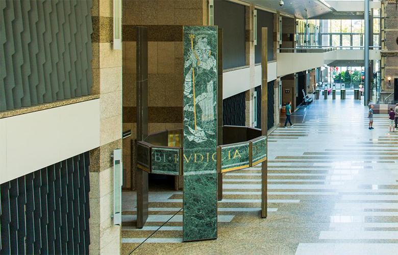 Marmeren panelen van het kunstwerk 'de vier wetgevers'.