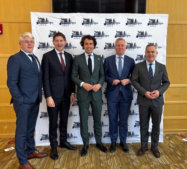 De Kamerleden die deel uitmaakten van de delegatie staan op een rijtje op de foto. De deelnemers waren de Tweede Kamerleden Raymond de Roon (PVV), Jesse Klaver (GroenLinks-PvdA, delegatieleider), Eric van der Burg (VVD) en Jan Paternotte (D66) en vanuit de Eerste Kamer Koen Petersen (VVD) en Bart Kroon (BBB).