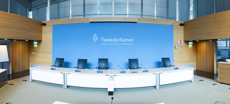 Panorama van de Enquêtezaal, met zicht op commissietafel.