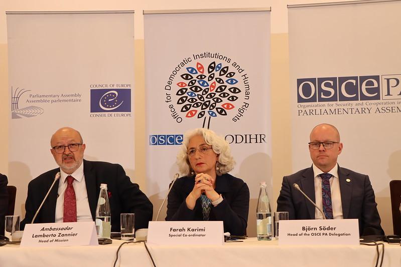 Senator Farah Karimi zit achter een tafel tijdens de persconferentie