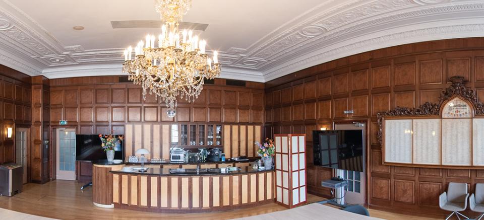 Panorama van koffiekamer, met houten wanden.