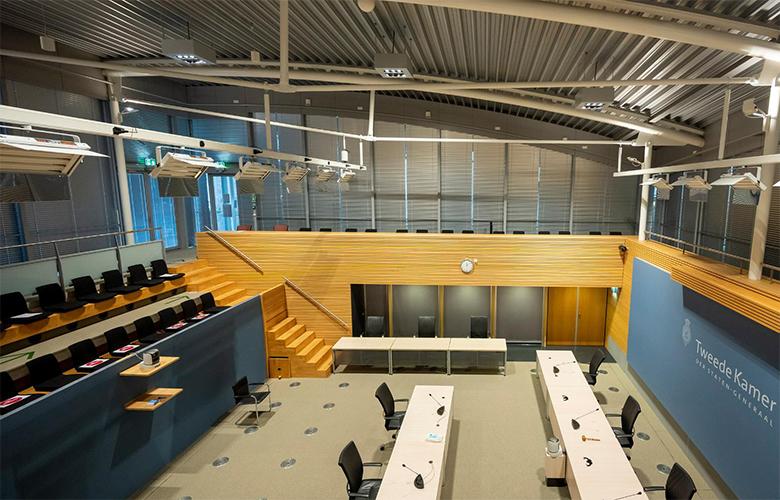 Overzicht van de Enquêtezaal, met de publieke tribune aan de linkerkant.