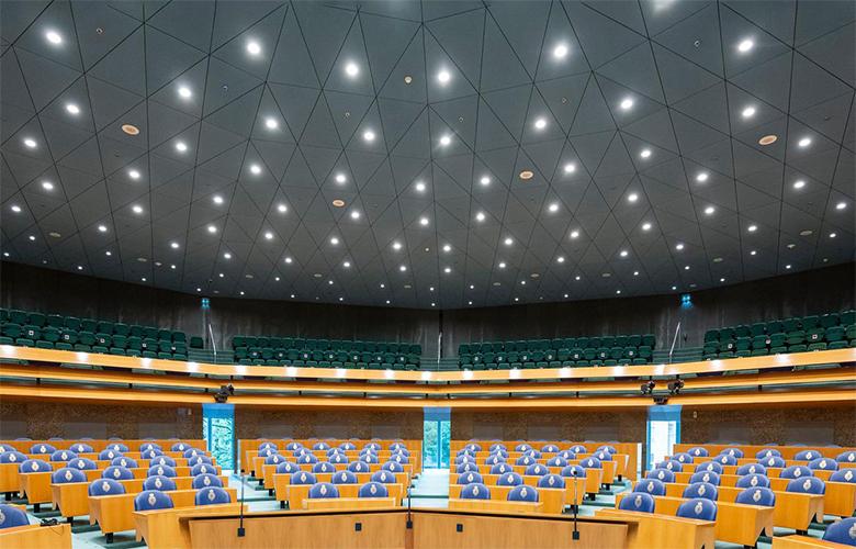 Het plafond, publieke tribune, zetels en bankjes in de Plenaire Zaal