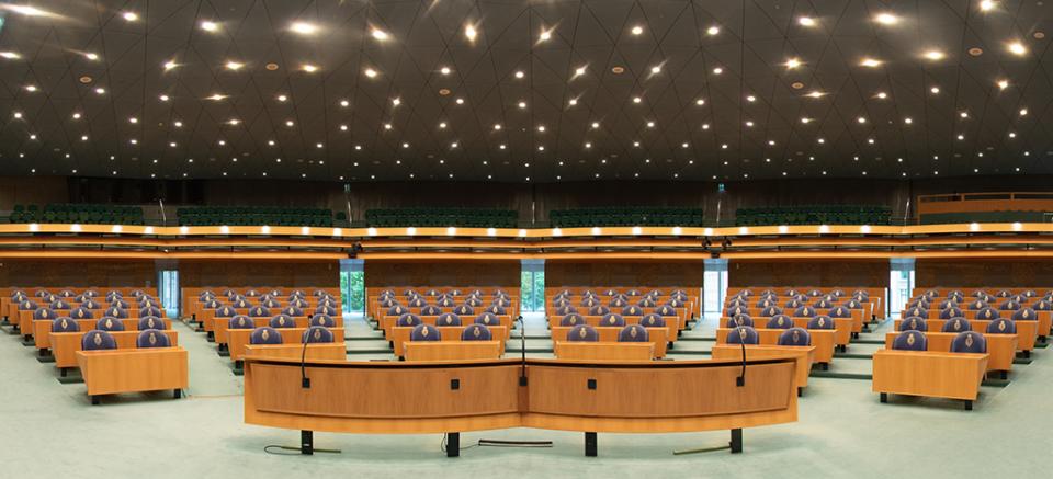 Panorama van de Plenaire Zaal, met bankjes en plafond.