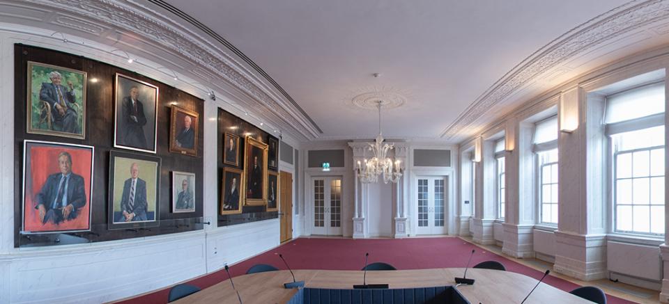 Panorama van de Rooksalon, met links de portretten van Kamervoorzitters.