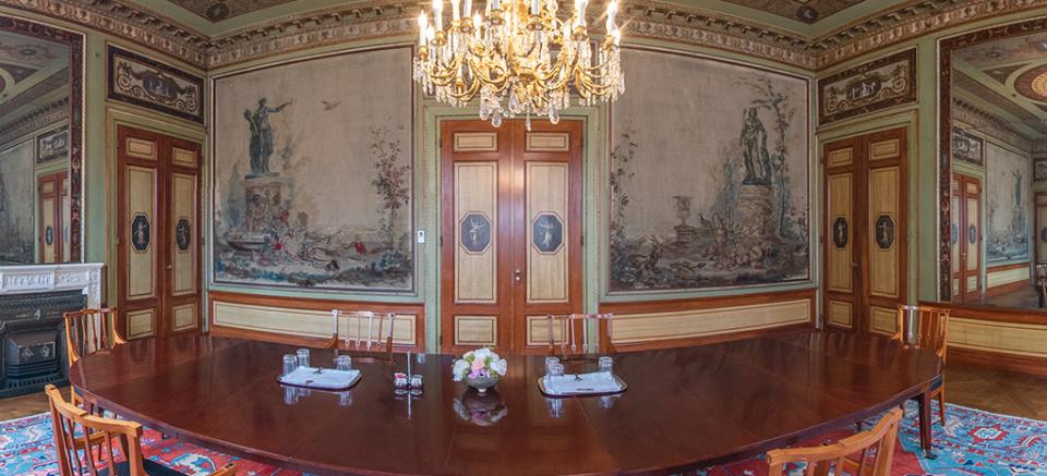 Panorama van de Stadhouderskamer, met tafel en wanddecoratie.