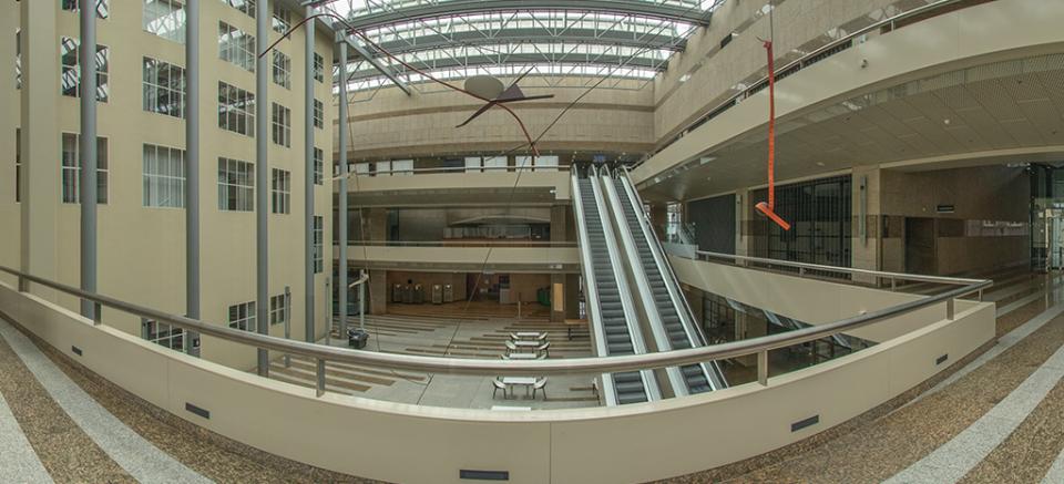 Panorama van de lichte hal van de Statenpassage.