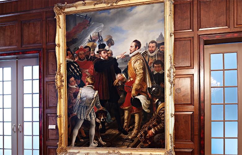 Schilderij van Willem van Oranje, tegen een houten wand van de Koffiekamer.