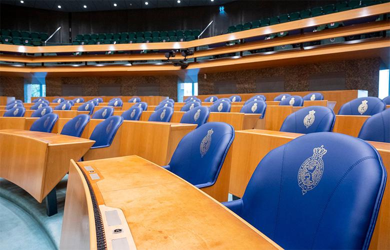 De zetels, bankjes en publieke tribune in de Plenaire Zaal.