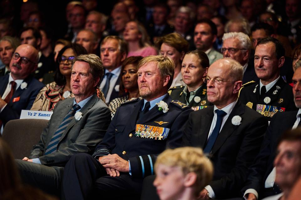 Voorzitter Martin Bosma zit naast Koning Willem Alexander op Veteranendag in de Stadschouwburg
