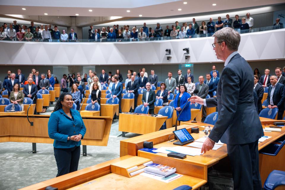 Simone Richardson staat tegenover Kamervoorzitter Martin Bosma in de plenaire zaal.