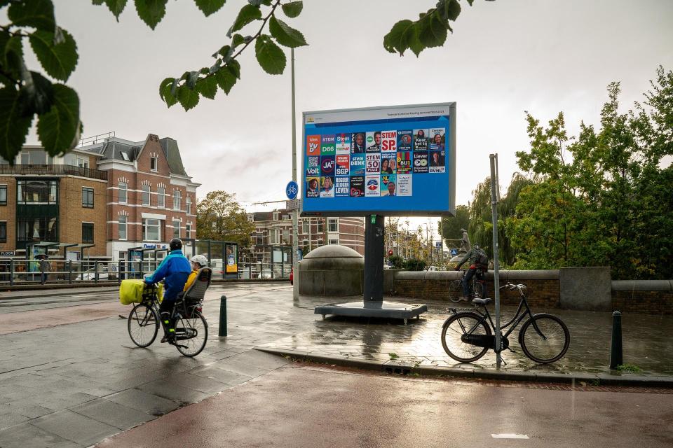Verkiezingsborden met posters van politieke partijen in de stad.