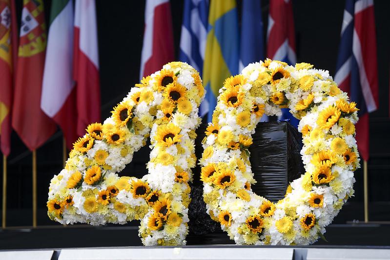 Op de foto staat een grote bloemenkrans afgebeeld in de vorm de cijfers veertig.