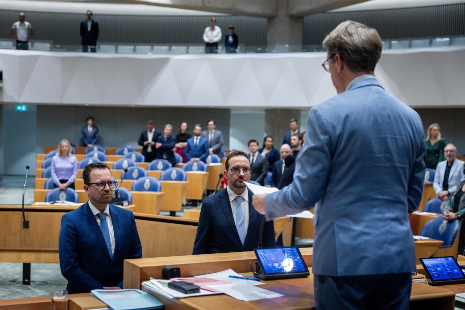Jeroen Hartsuiker en Martin de Beer worden beëdigd door Kamervoorzitter Martin Bosma.