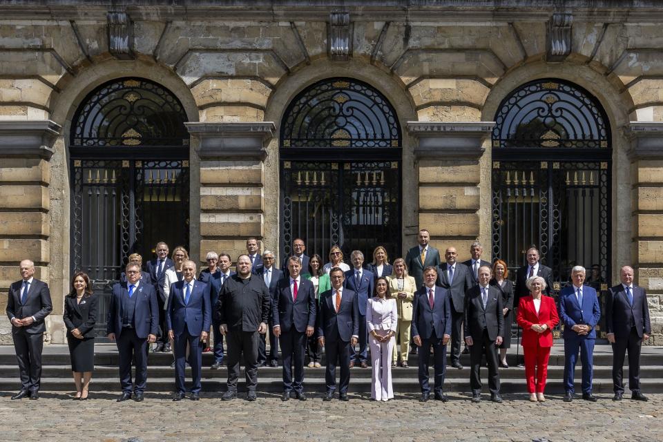 Delegatieleiders uit 25 NAVO-lidstaten, onder wie vijftien parlementsvoorzitters staan met elkaar op de foto.