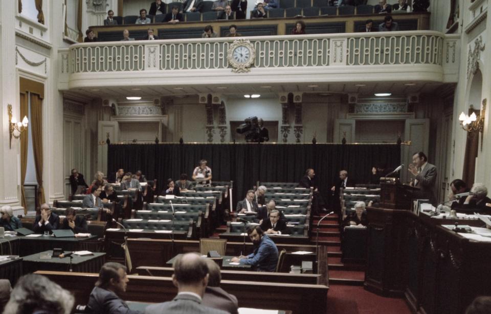 Groene bankjes in de Oude Zaal van de Tweede Kamer