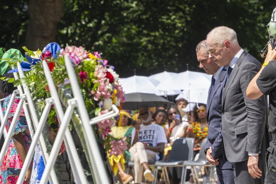 Ondervoorzitter Tom van der Lee legde samen met Eerste Kamervoorzitter Jan Anthonie Bruijn een krans namens de Staten-Generaal