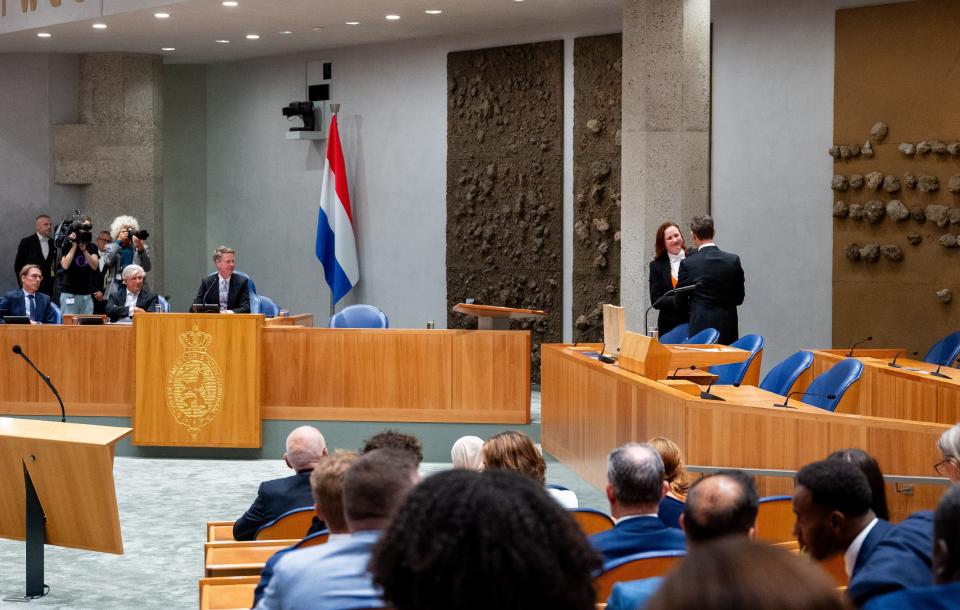 Overhandiging van de Prinsjesdagstukken aan Kamervoorzitter Martin Bosma. 