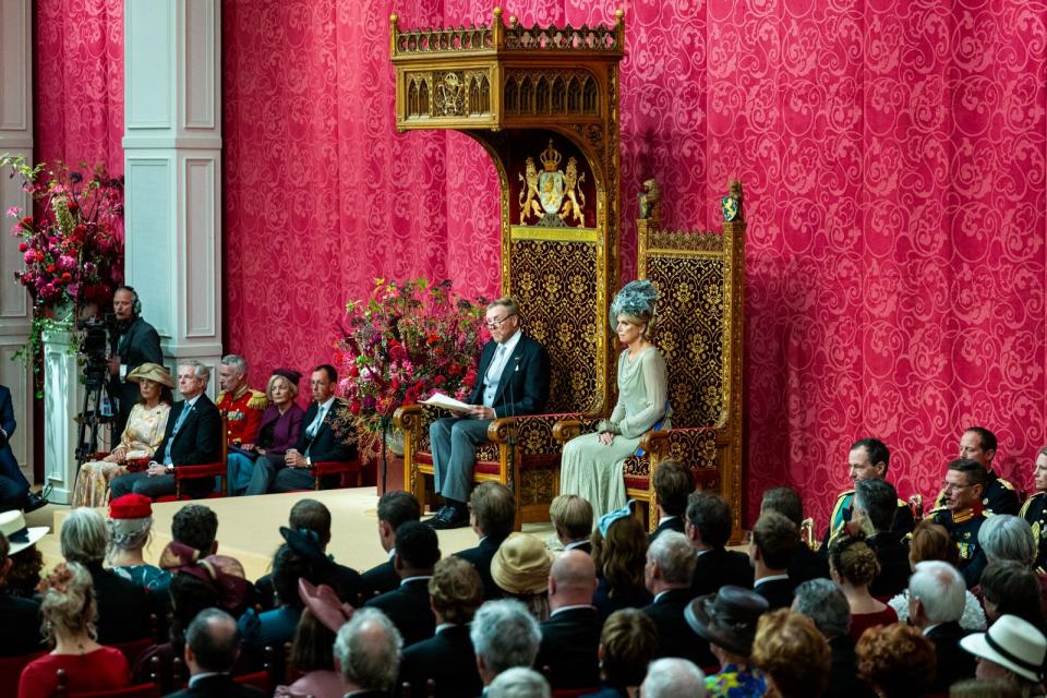 Koning Willem-Alexander en koningin Máxima in de Koninklijke Schouwburg van opzij gefotografeerd, terwijl de Koning de troonrede voorleest.