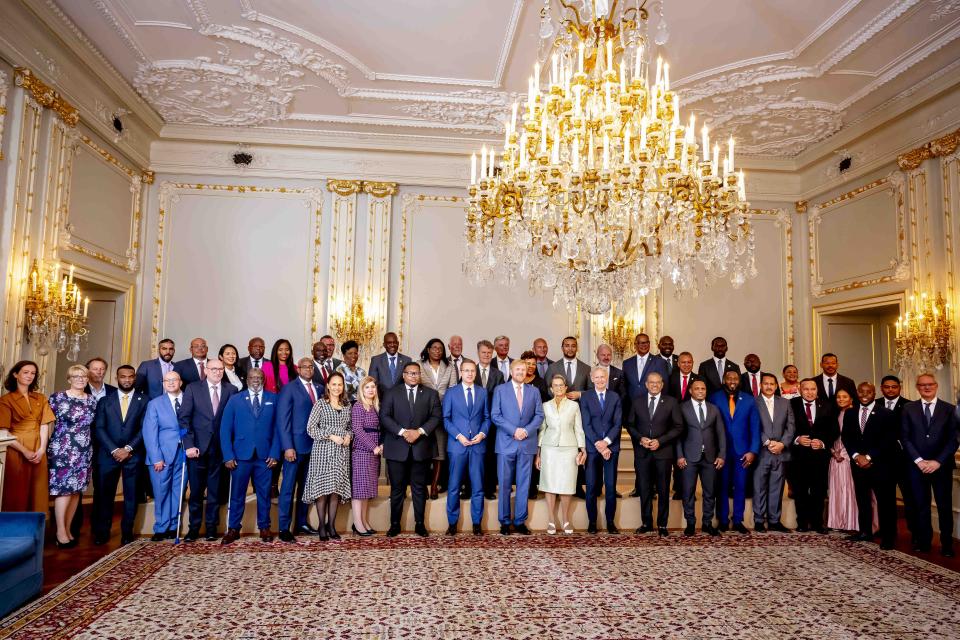 Delegatieleden IPKO met in het midden de Koning.