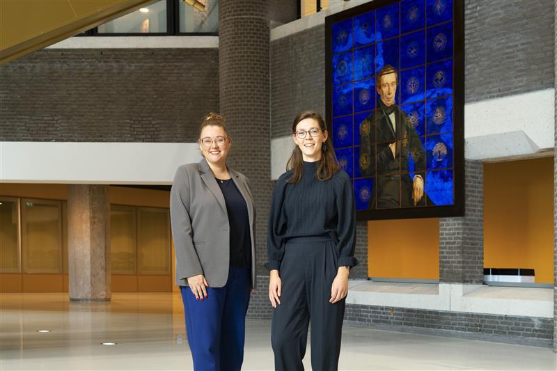 Iris Kok en Iris van Tilburg in de Statenpassage