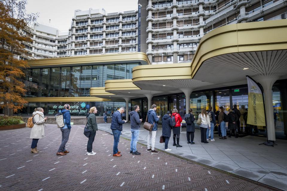 Een rij mensen voor de ingang van de Tweede Kamer.