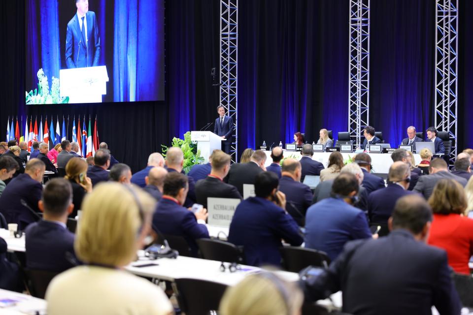 Secretaris- Generaal van de NAVO, de heer Mark Rutte spreekt de aanwezigen toe.