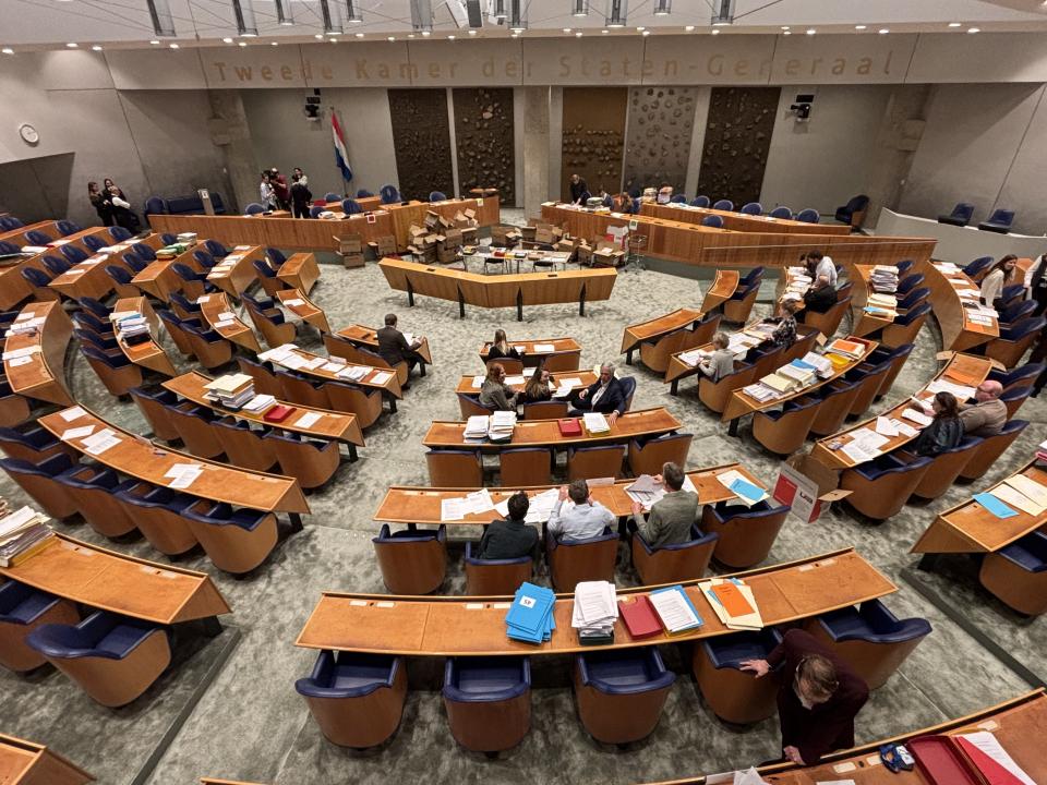 Kamerambtenaren tellen de processen-verbaal in de plenaire zaal
