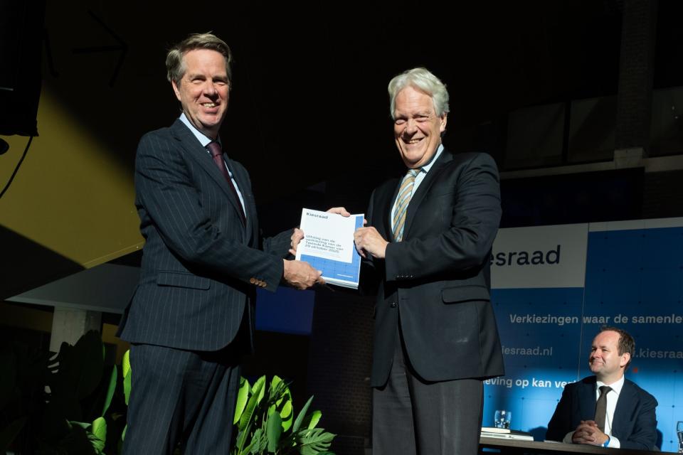 Wim Kuijken, de voorzitter van de Kiesraad, overhandigt de definitieve verkiezingsuitslag aan Kamervoorzitter Martin Bosma