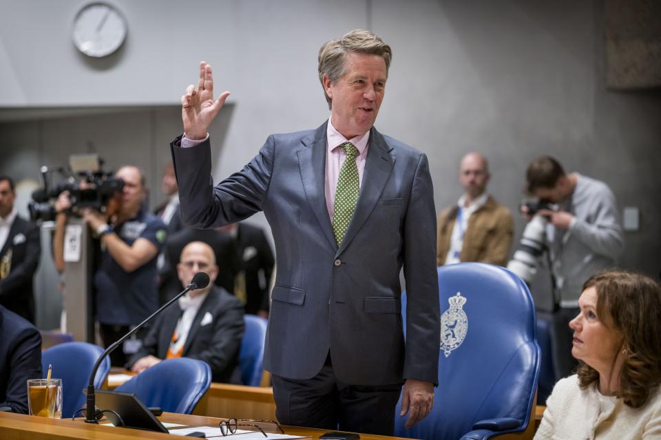 Kamervoorzitter Martin Bosma staat voor zijn stoel en legt de eed af.