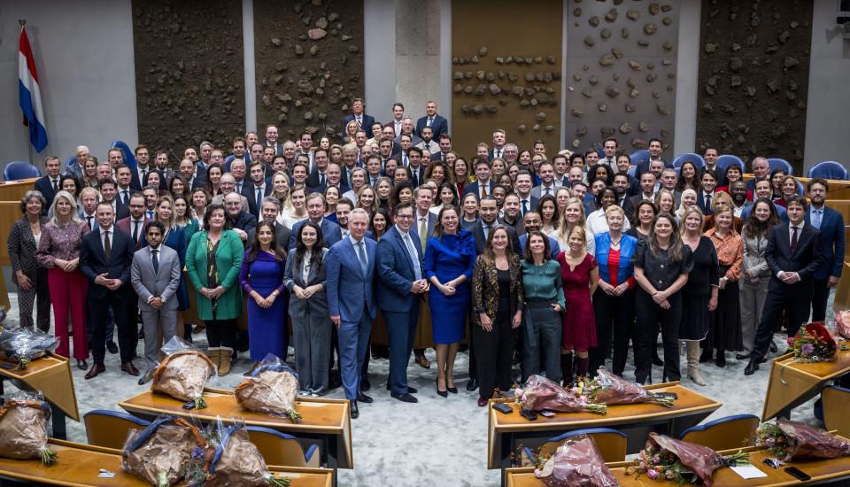 Groepsfoto van alle Kamerleden in de plenaire zaal.