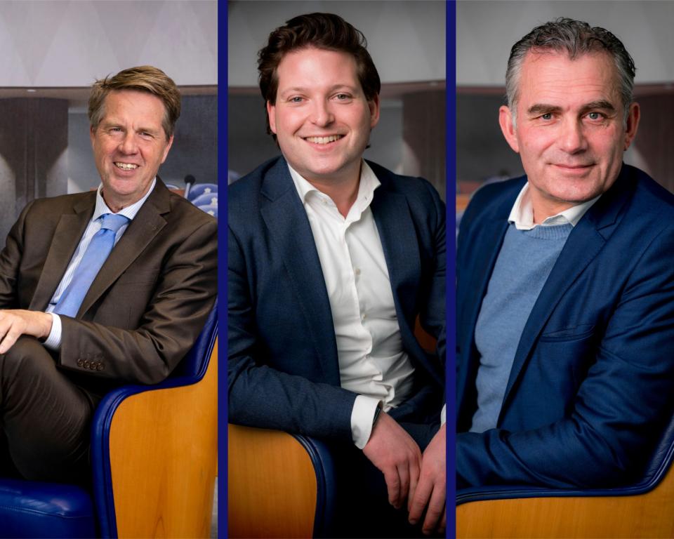 De drie kandidaten, ieder in een Kamerzetel, zijn in een collage naast elkaar gezet. 