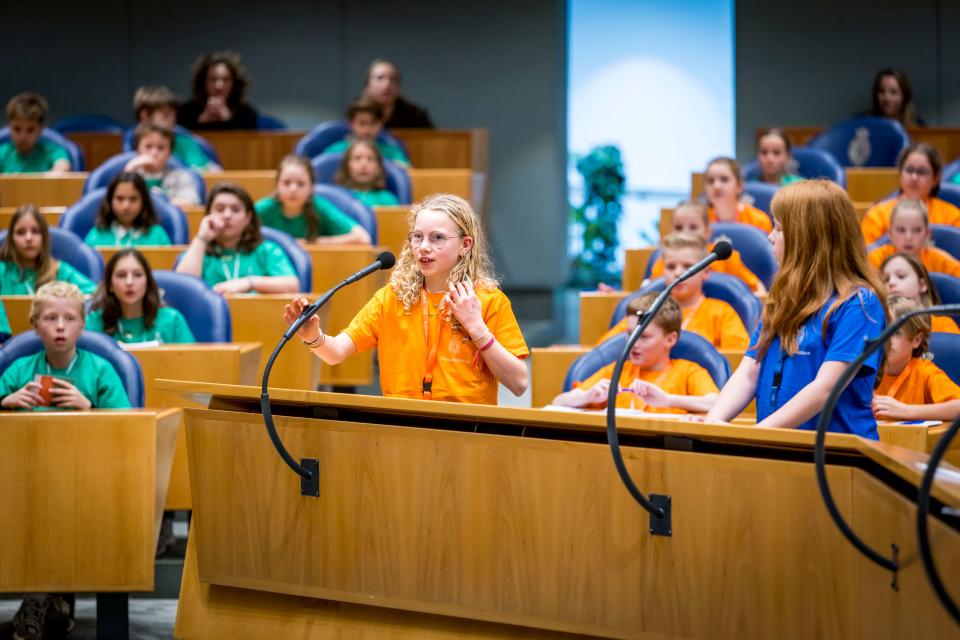 Twee leerlingen achter de interruptiemicrofoons.