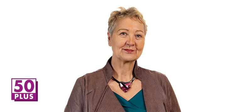 Portretfoto Corrie van Brenk met partijlogo 50PLUS