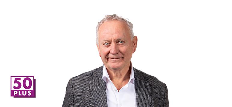 Portretfoto Struijs met partijlogo 50PLUS. 