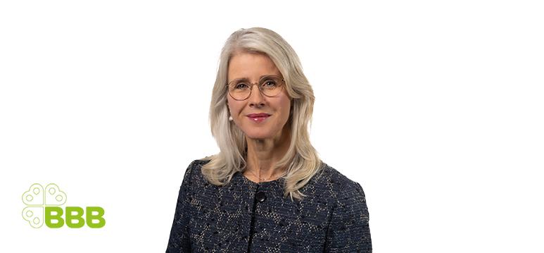 Portretfoto Mona Keijzer met partijlogo BBB