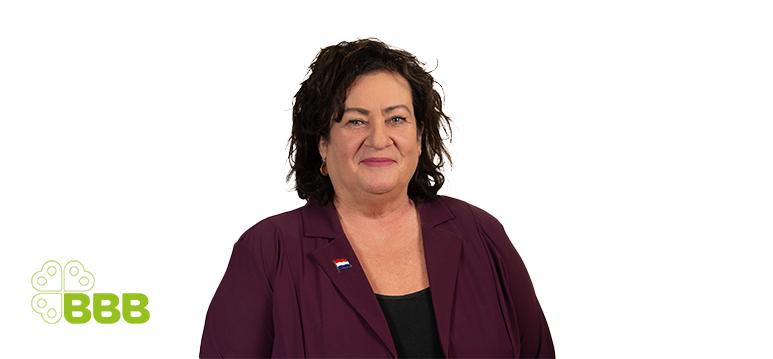 Portretfoto Caroline van der Plas met partijlogo BBB
