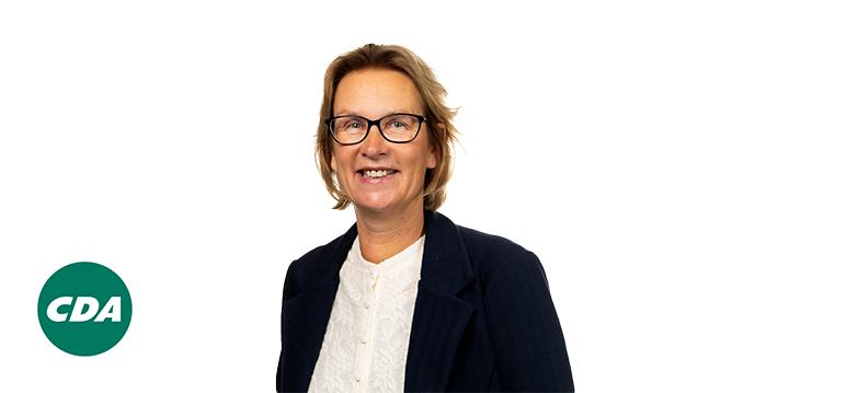 Portretfoto Luciënne Boelsma-Hoekstra met partijlogo CDA