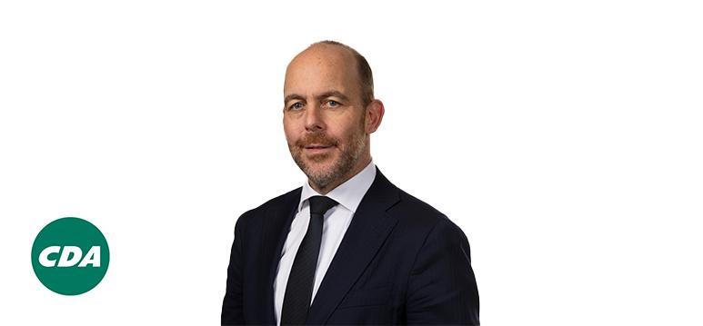 Portretfoto Bart van den Brink met partijlogo CDA