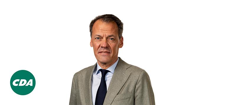 Portretfoto Tijs van den Brink met partijlogo CDA