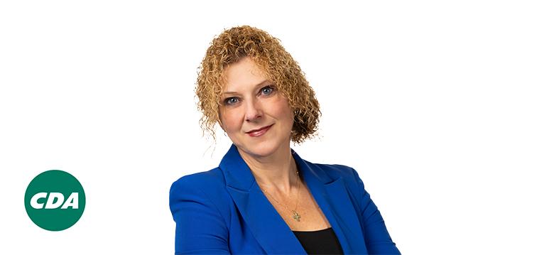 Portretfoto Inge van Dijk met partijlogo CDA