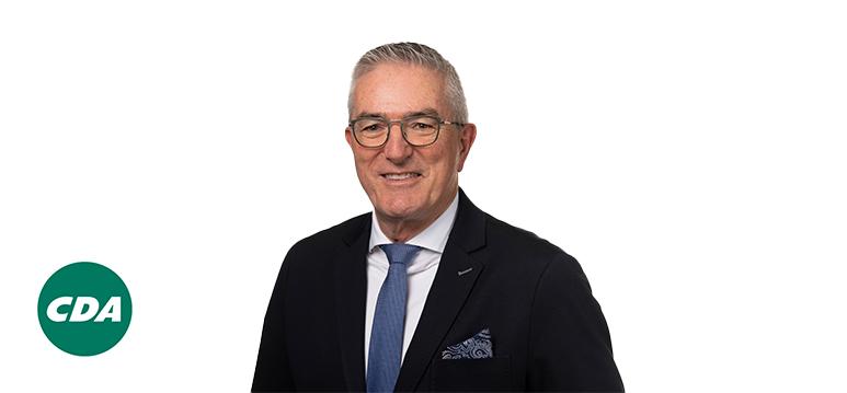 Portretfoto Henk Jumelet met partijlogo CDA
