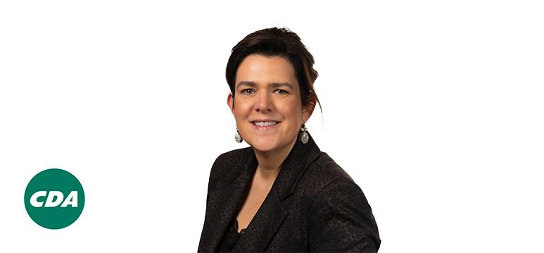 Portretfoto Hanneke Steen met partijlogo CDA