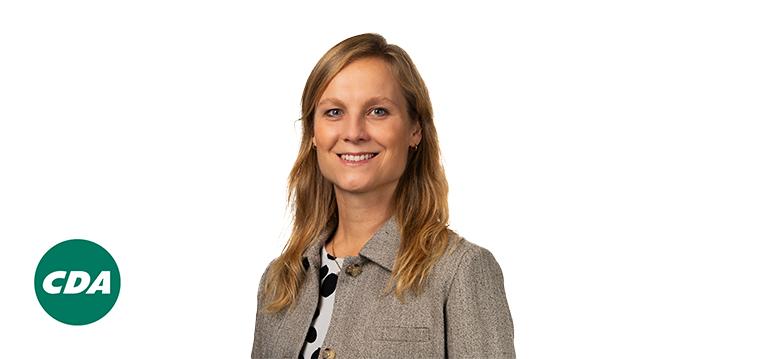 Portretfoto Jantine Zwinkels met partijlogo CDA