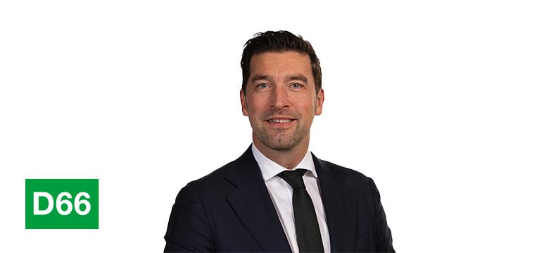 Portretfoto Robert van Asten met partijlogo D66